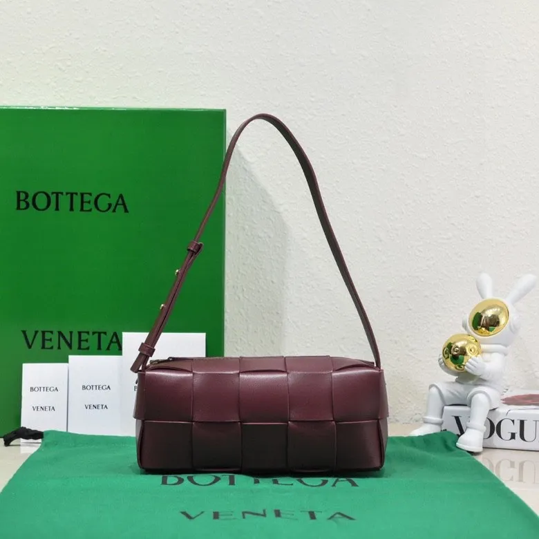 Batch 1420 BV autumn and winter beautiful armpit bag, breaking your definition of armpits BOTTEGA's new BRICK CASSETTE is small and exquisite, breaking the definition of underarms without capacity. It is no longer a small waste bag, but also a classic woven style. Why not buy such a bag? The soft sheepskin material shows a sense of luxury. Style number: 9305 Size: 23.5*10*10cm